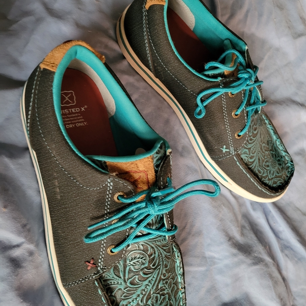 Tennis shoes